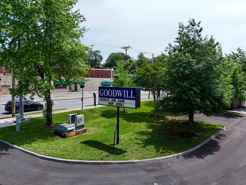 2502 Melrose Ave NW, Roanoke, VA for lease - Building Photo - Image 2 of 21