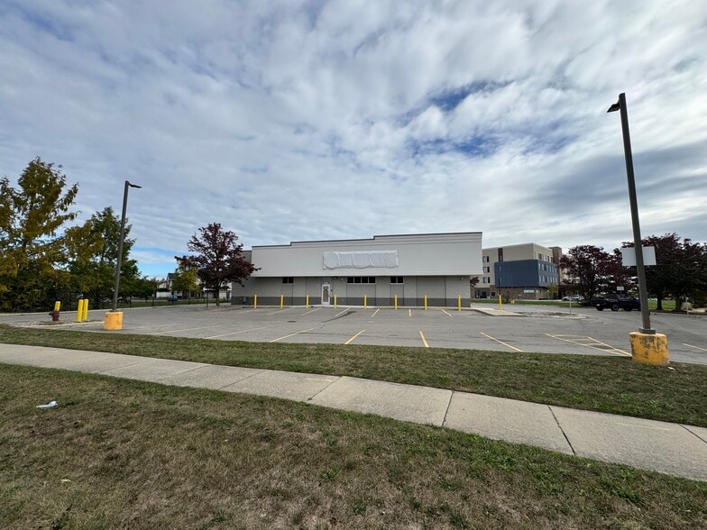 22981 Hall Rd, Woodhaven, MI for sale - Building Photo - Image 2 of 13