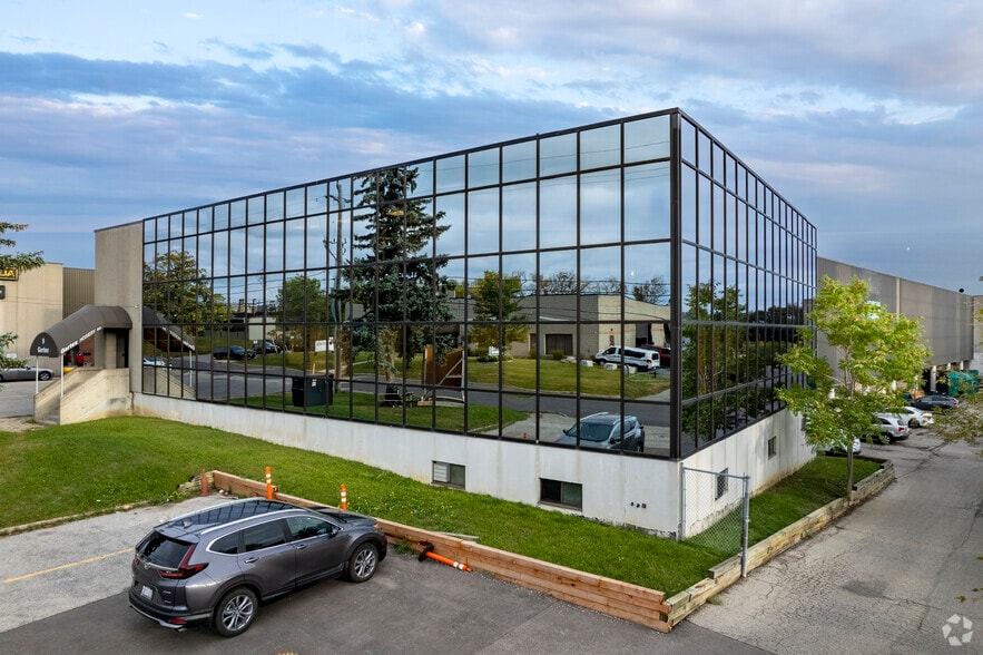 9 Densley Ave, Toronto, ON à louer - Photo du bâtiment - Image 2 de 5