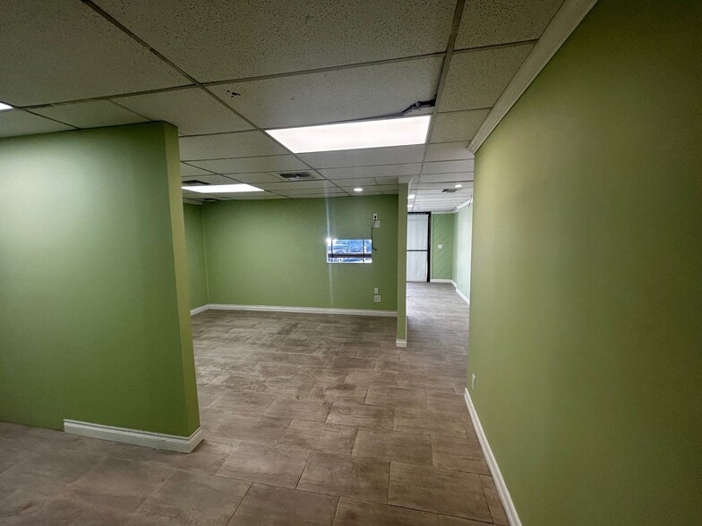 22720 Ventura Blvd, Woodland Hills, CA for lease - Building Photo - Image 3 of 9