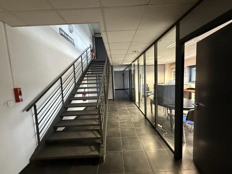 Flex in Septèmes-les-Vallons for lease - Interior Photo - Image 3 of 6