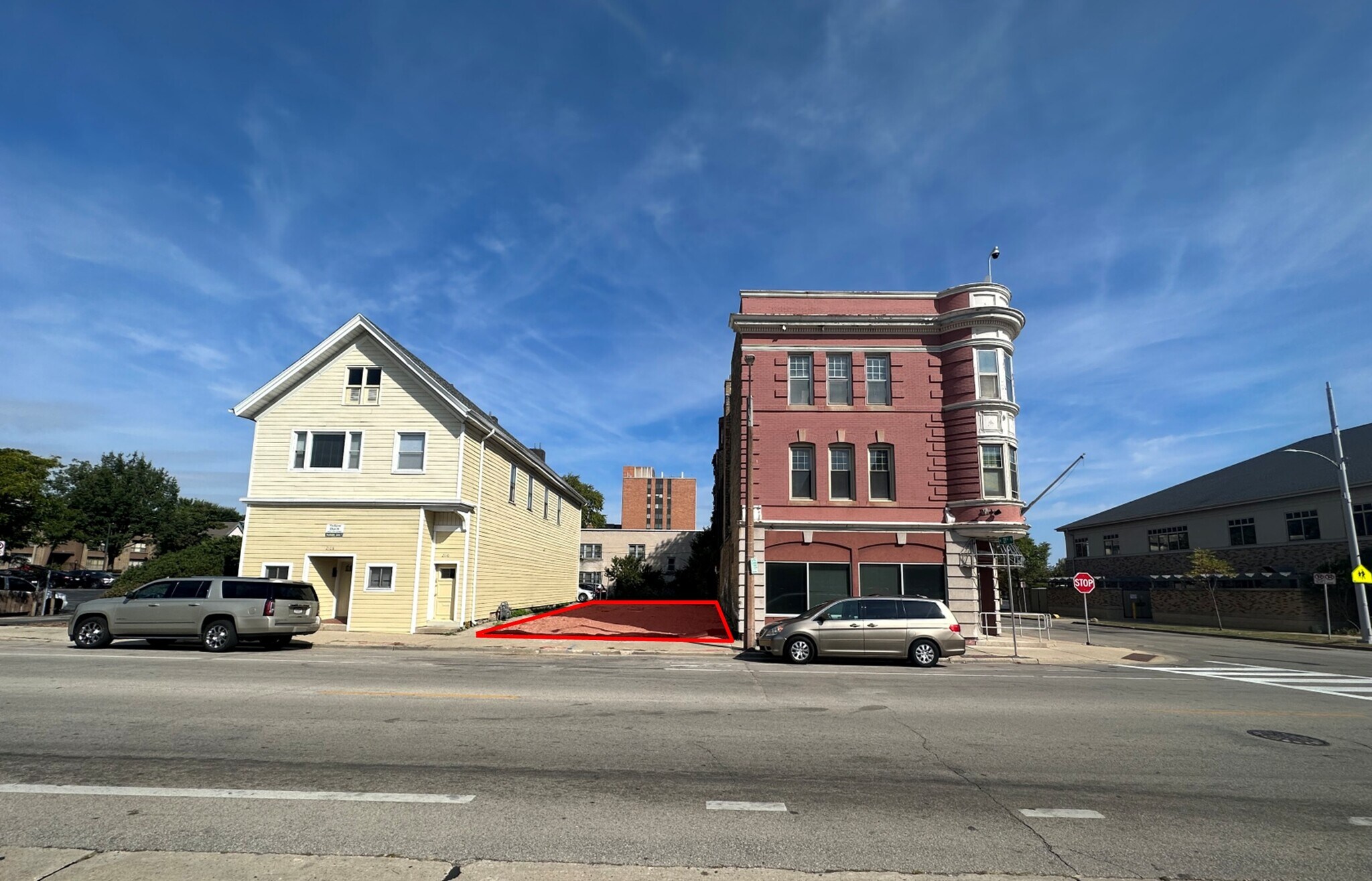 2104 W Wells St, Milwaukee, WI à vendre Photo du bâtiment- Image 1 de 5