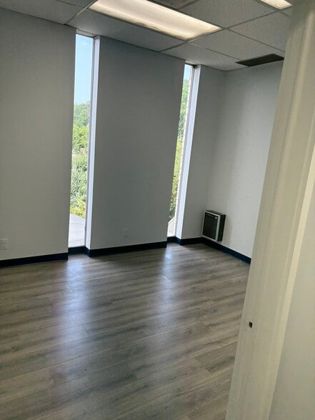 241 Molnar Dr, Elmwood Park, NJ à louer - Photo du bâtiment - Image 3 de 24