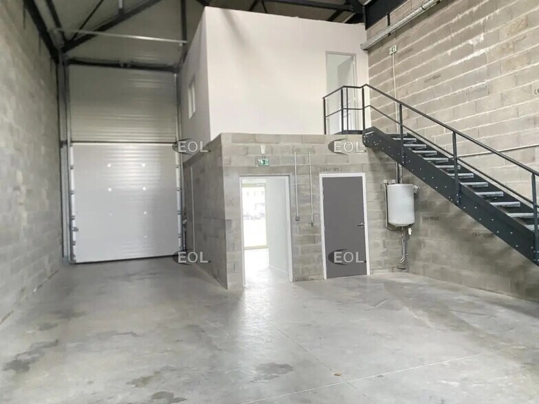 Flex in Genas for lease - Interior Photo - Image 2 of 6