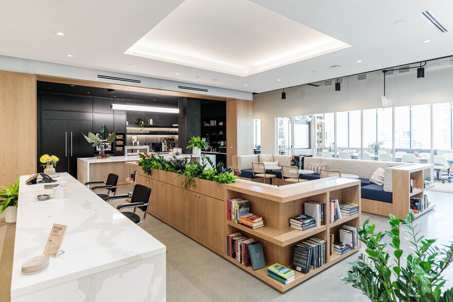 448 N LaSalle Dr, Chicago, IL for lease - Interior Photo - Image 1 of 9