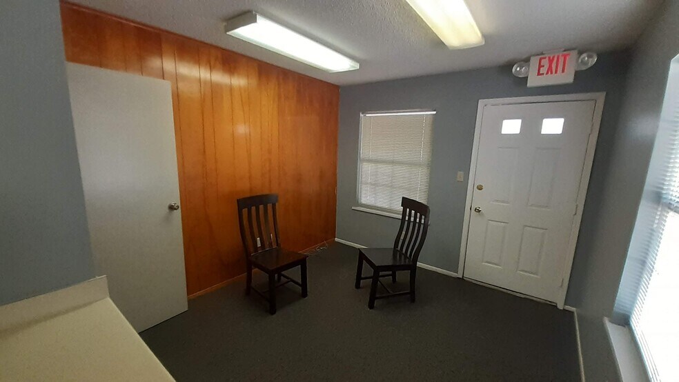 1011 W San Antonio St, Lockhart, TX à louer - Photo du bâtiment - Image 3 de 6