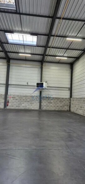 Flex in Saint-Priest for lease - Building Photo - Image 3 of 7