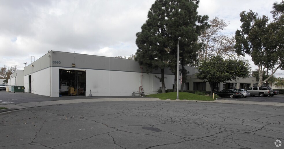 3140 W Warner Ave, Santa Ana, CA à louer - Photo du bâtiment - Image 2 de 2