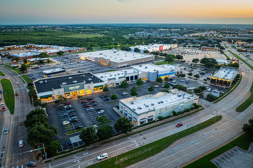 5000 S Hulen St, Fort Worth, TX à louer - Photo du bâtiment - Image 1 de 12
