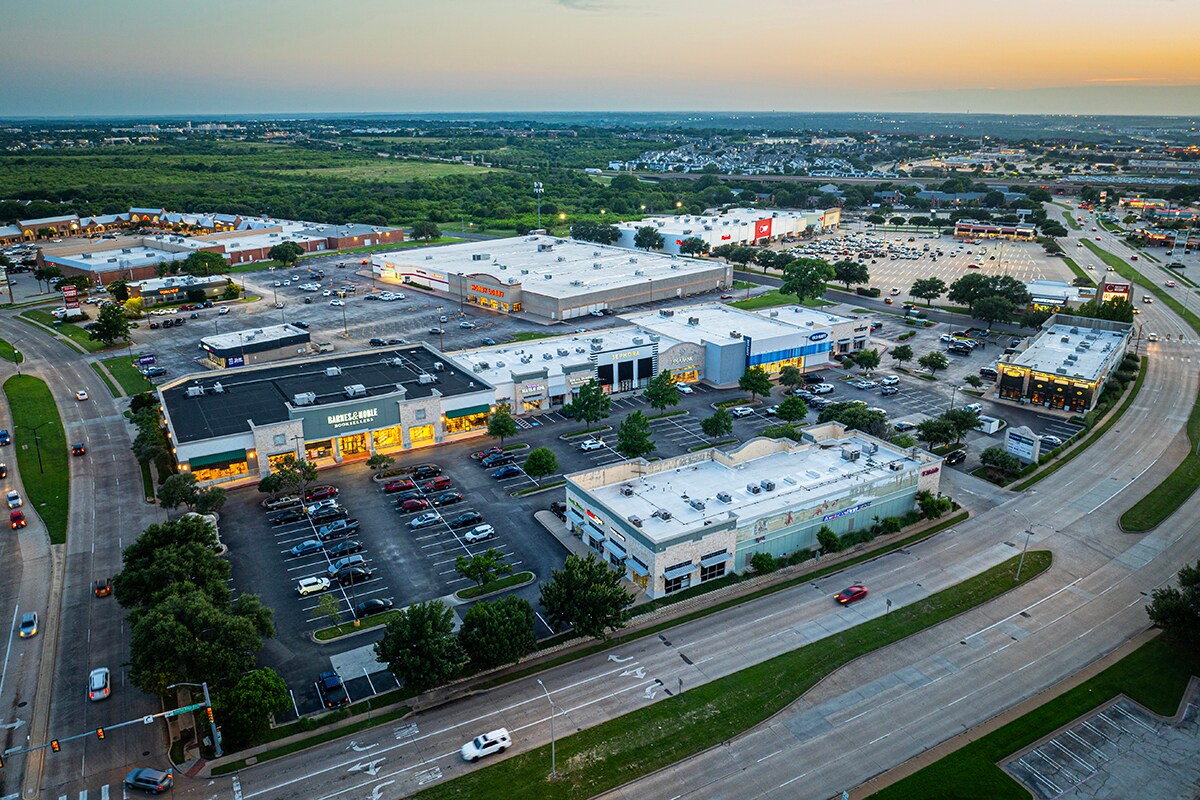 5000 S Hulen St, Fort Worth, TX à louer Photo du bâtiment- Image 1 de 13