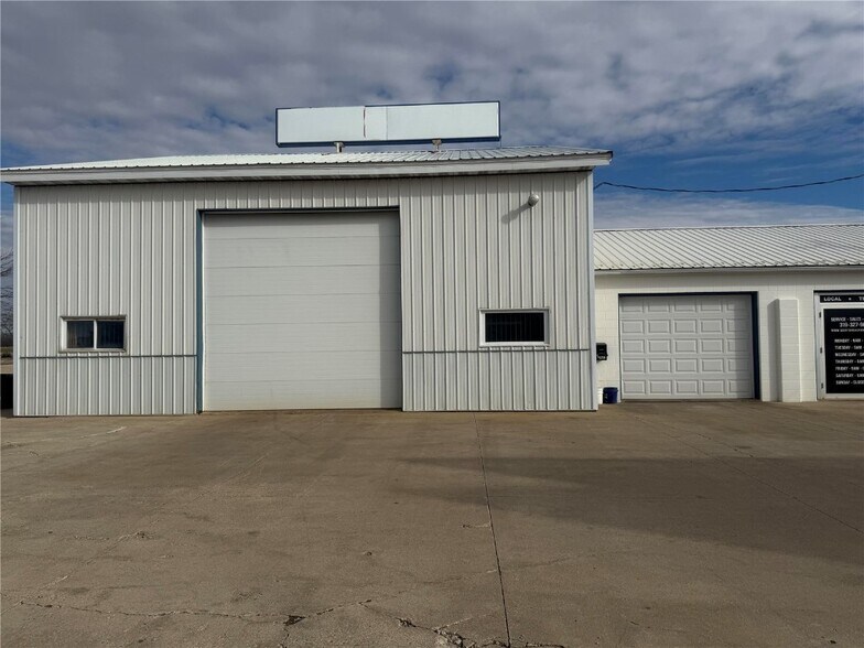 2343 Jamestown Ave, Independence, IA à vendre - Photo du bâtiment - Image 3 de 6