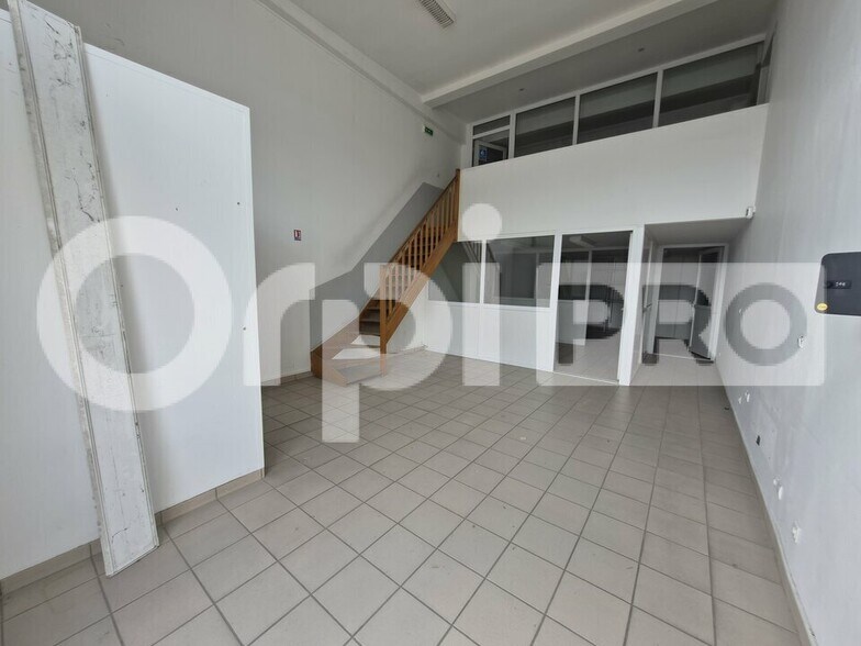 Flex in Reims for lease - Interior Photo - Image 3 of 12