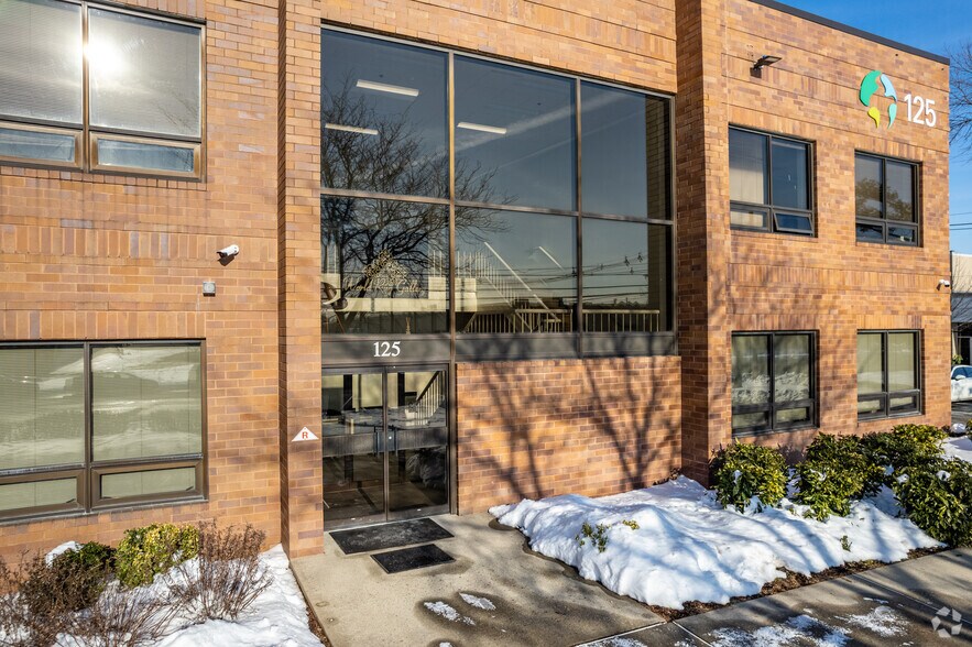 125 E Union Ave, East Rutherford, NJ à louer - Photo du bâtiment - Image 3 de 4