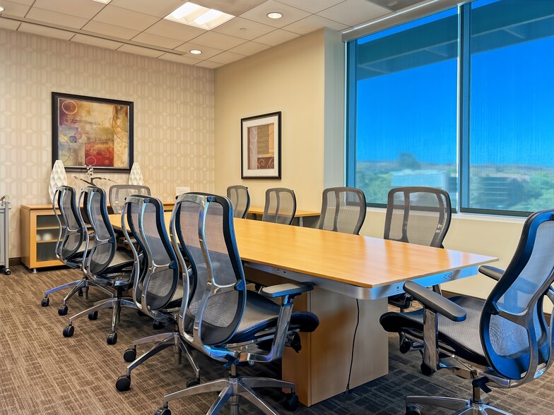 25350 Magic Mountain Pky, Valencia, CA à louer - Photo intérieure - Image 2 de 15