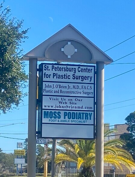 7855 38th Ave N, Saint Petersburg, FL à louer - Photo du bâtiment - Image 2 de 12