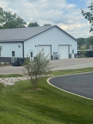 Plus de détails pour 3133 N Westbury Village Dr, Bloomington, IN - Local d'activités à louer