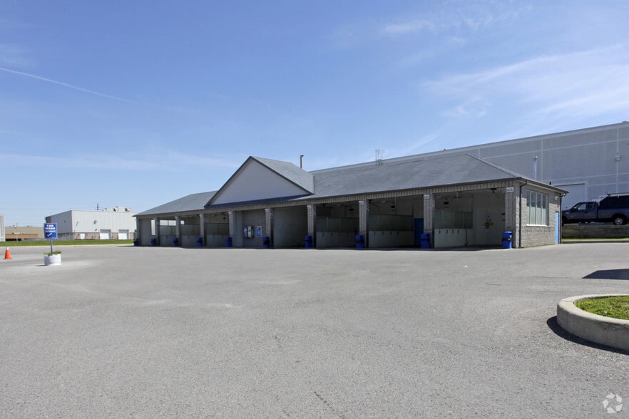1185 Stellar Dr, Newmarket, ON à vendre - Photo du bâtiment - Image 2 de 10