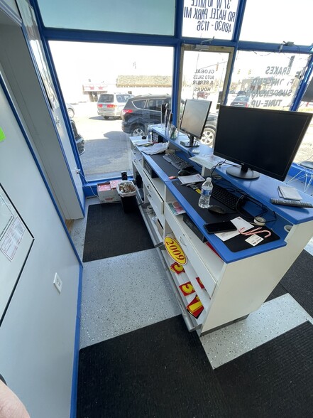 37 W 10 Mile Rd, Hazel Park, MI for lease - Interior Photo - Image 3 of 4