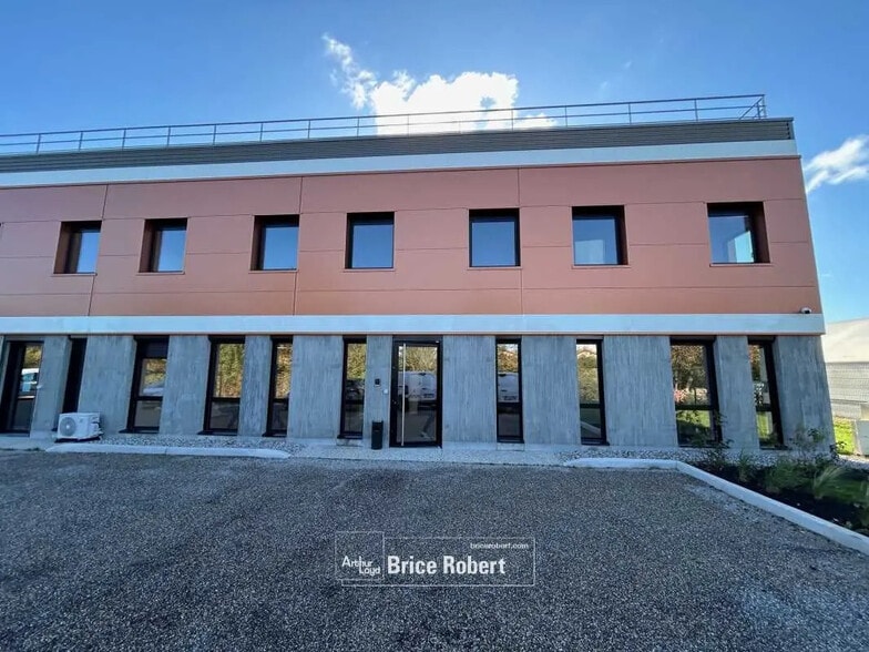 Flex in Meyzieu for sale - Building Photo - Image 1 of 13