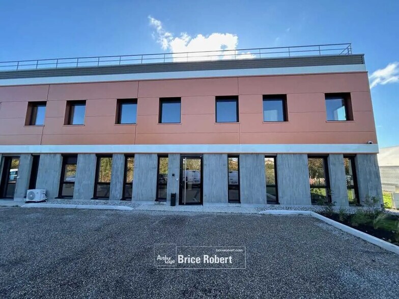 Local d'activités dans Meyzieu à vendre - Photo du bâtiment - Image 1 de 13