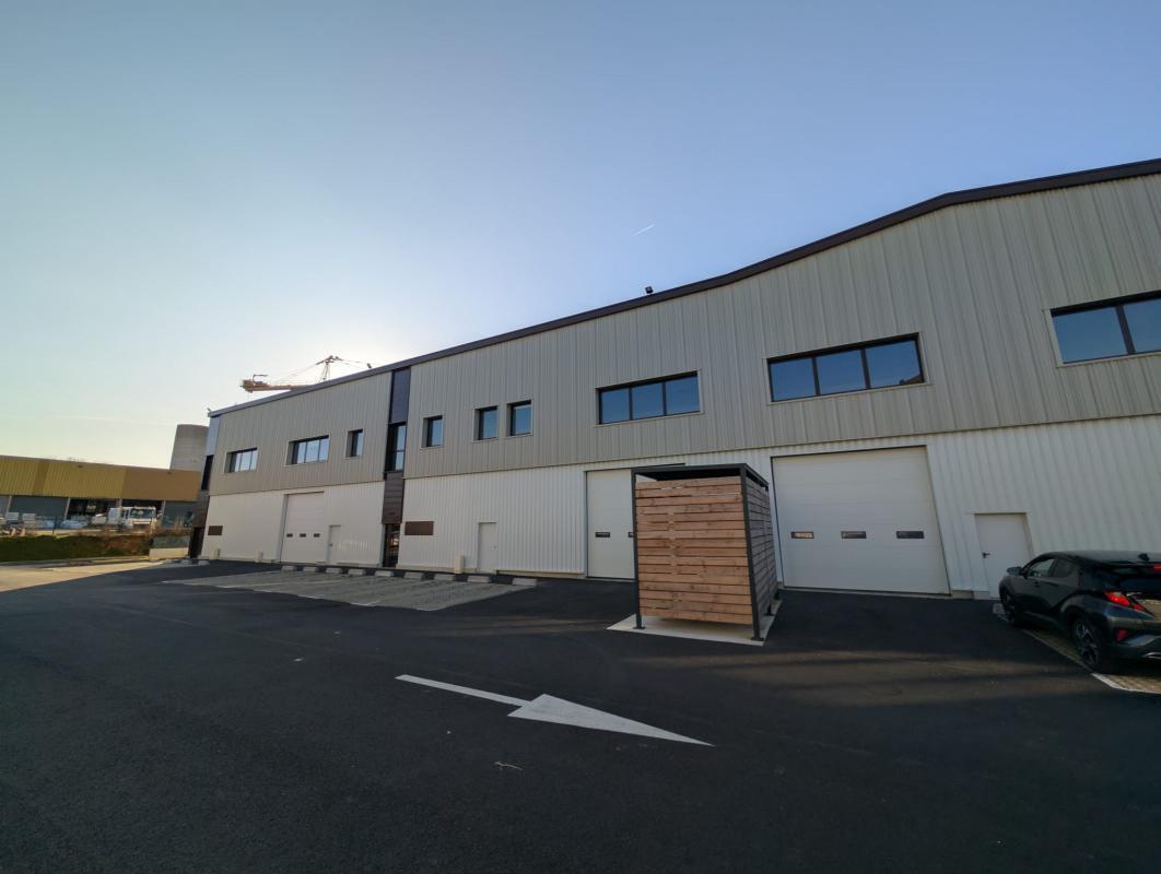 Flex in Osny for lease Building Photo- Image 1 of 7