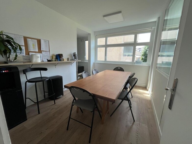 171 Ter Avenue Charles De Gaulle, Neuilly-sur-Seine for lease - Interior Photo - Image 3 of 5