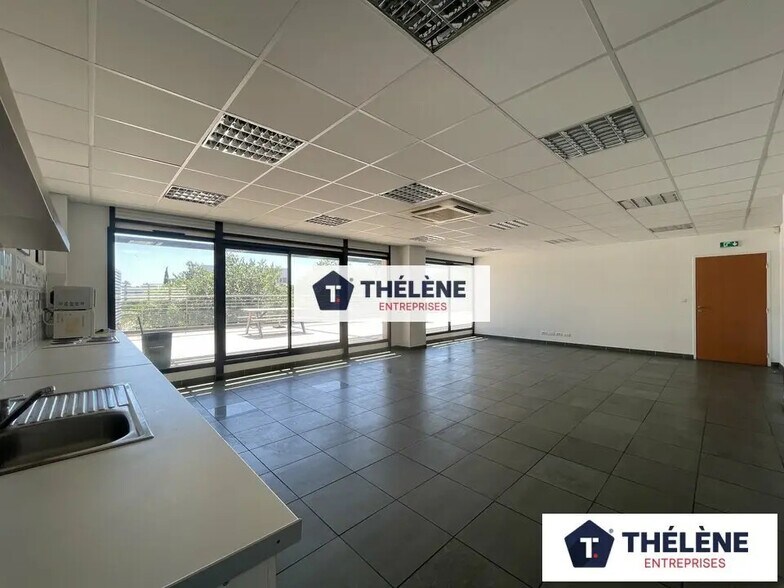 Office in Montpellier for lease - Building Photo - Image 3 of 12