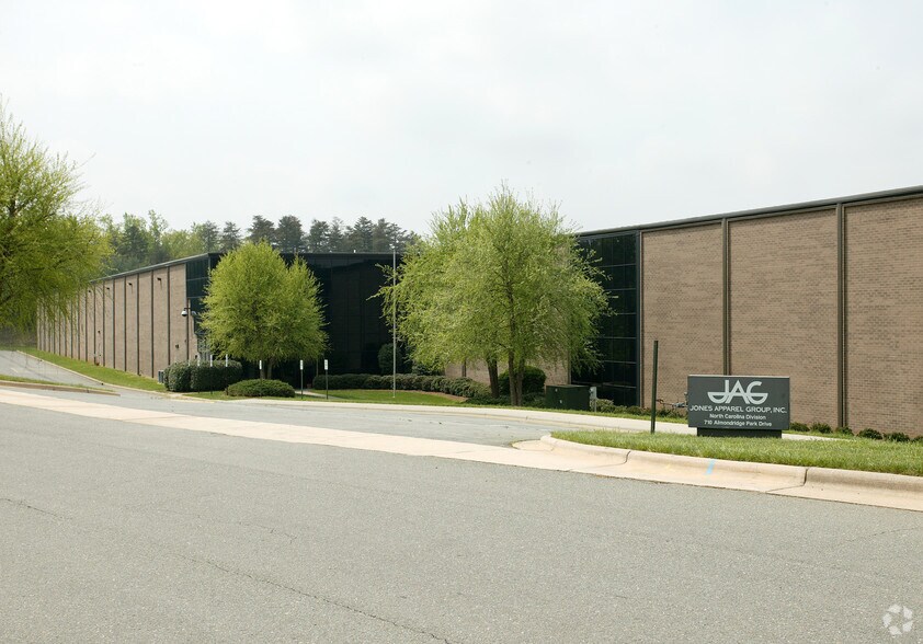 710 Almondridge Dr, Rural Hall, NC à louer - Photo du bâtiment - Image 2 de 8