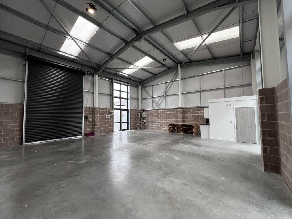 Oakdene Dr, Three Legged Cross for lease Interior Photo- Image 1 of 3