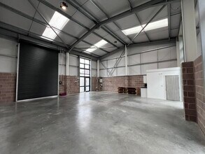 Oakdene Dr, Three Legged Cross for lease Interior Photo- Image 1 of 3