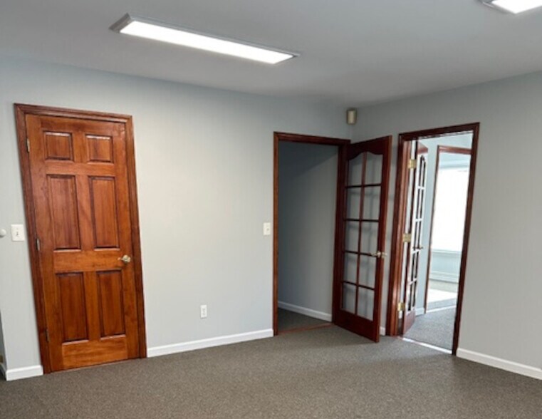 456 W Jericho Tpke, Huntington, NY à louer - Photo du bâtiment - Image 3 de 12