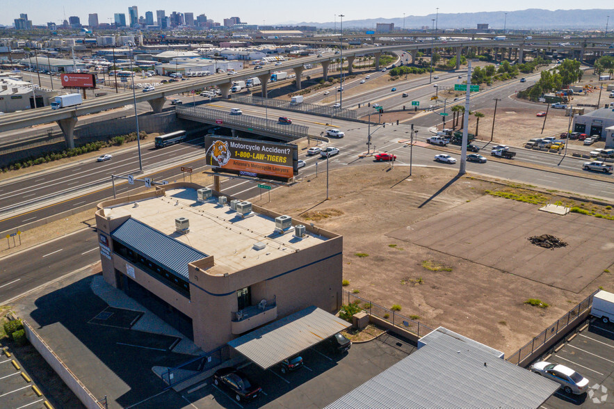 1622 N Black Canyon Fwy, Phoenix, AZ à louer - Photo du bâtiment - Image 3 de 6