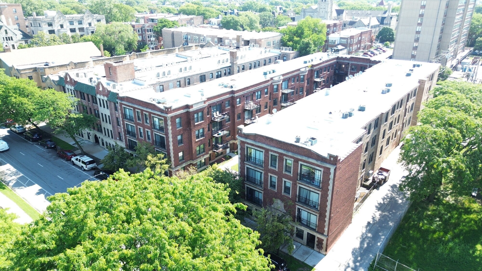 97-Unit Kenwood Portfolio portefeuille de 2 propriétés à vendre sur LoopNet.ca Photo du bâtiment- Image 1 de 8