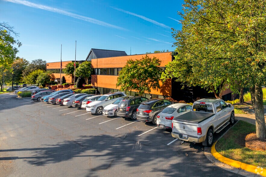 20410 Observation Dr, Germantown, MD à louer - Photo du bâtiment - Image 2 de 8