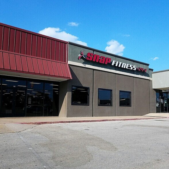 1111 E Tyler St, Athens, TX à louer - Photo du bâtiment - Image 3 de 10