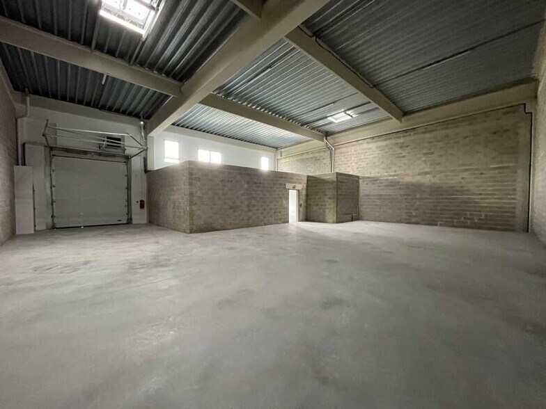 130 Rue Frédéric Joliot Curie, Aix-en-Provence for lease - Interior Photo - Image 3 of 5