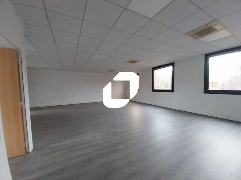 Office in Montigny-le-Bretonneux for lease - Building Photo - Image 3 of 14