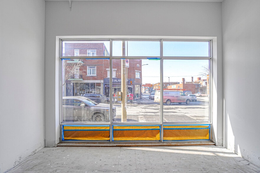 6529 Boul Saint Laurent, Montréal, QC à louer - Photo du bâtiment - Image 2 de 7