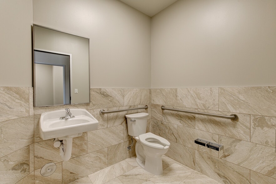 9545 N Beach St, Fort Worth, TX for lease - Interior Photo - Image 2 of 17