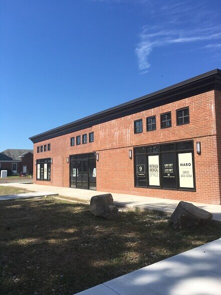 9 Tunxis Ave, Bloomfield, CT à louer - Photo du bâtiment - Image 2 de 3