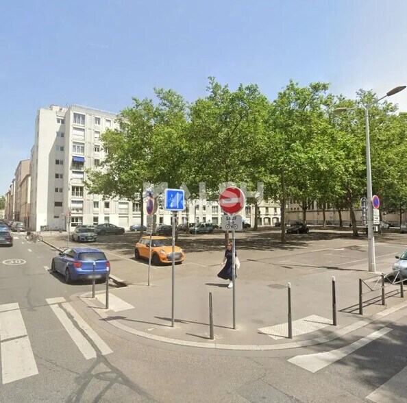 Retail in Lyon for lease - Building Photo - Image 3 of 4