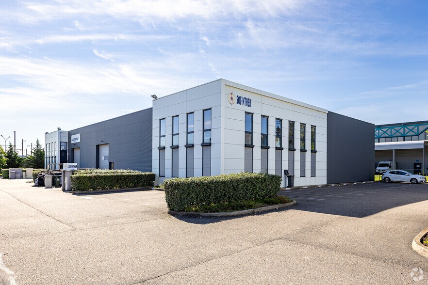 Flex in Vénissieux for sale - Building Photo - Image 2 of 4