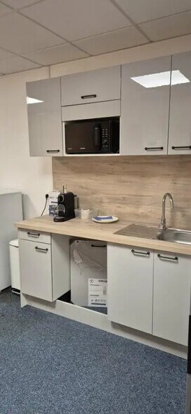 Office in Bron for lease - Interior Photo - Image 3 of 5