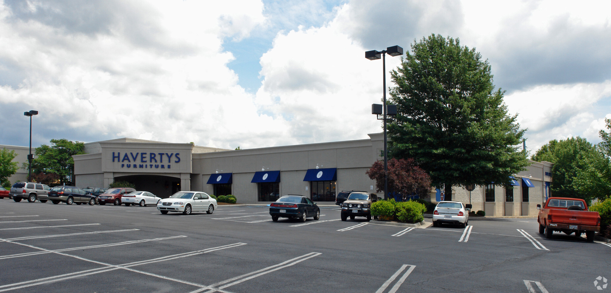 1900-1910 Valley View Blvd, Roanoke, VA for lease Building Photo- Image 1 of 3