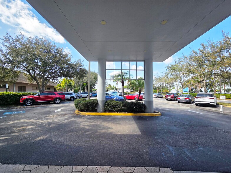 4889 S Congress Ave, Lake Worth, FL à vendre - Photo du bâtiment - Image 3 de 26