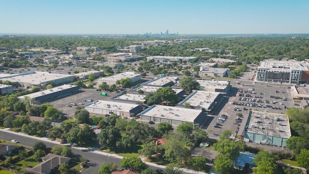 2700 W Anderson Ln, Austin, TX à louer - Vidéo sur l’inscription commerciale - Image 2 de 10