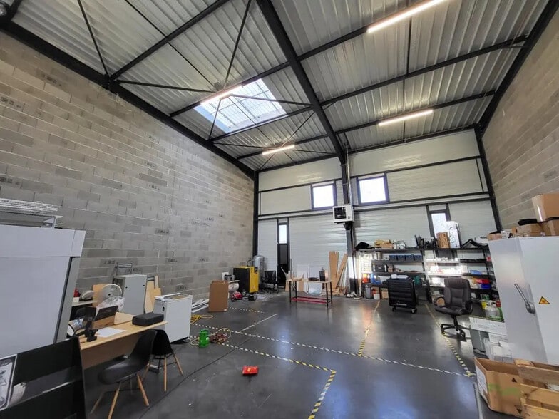 Flex in Meyzieu for lease - Interior Photo - Image 2 of 6