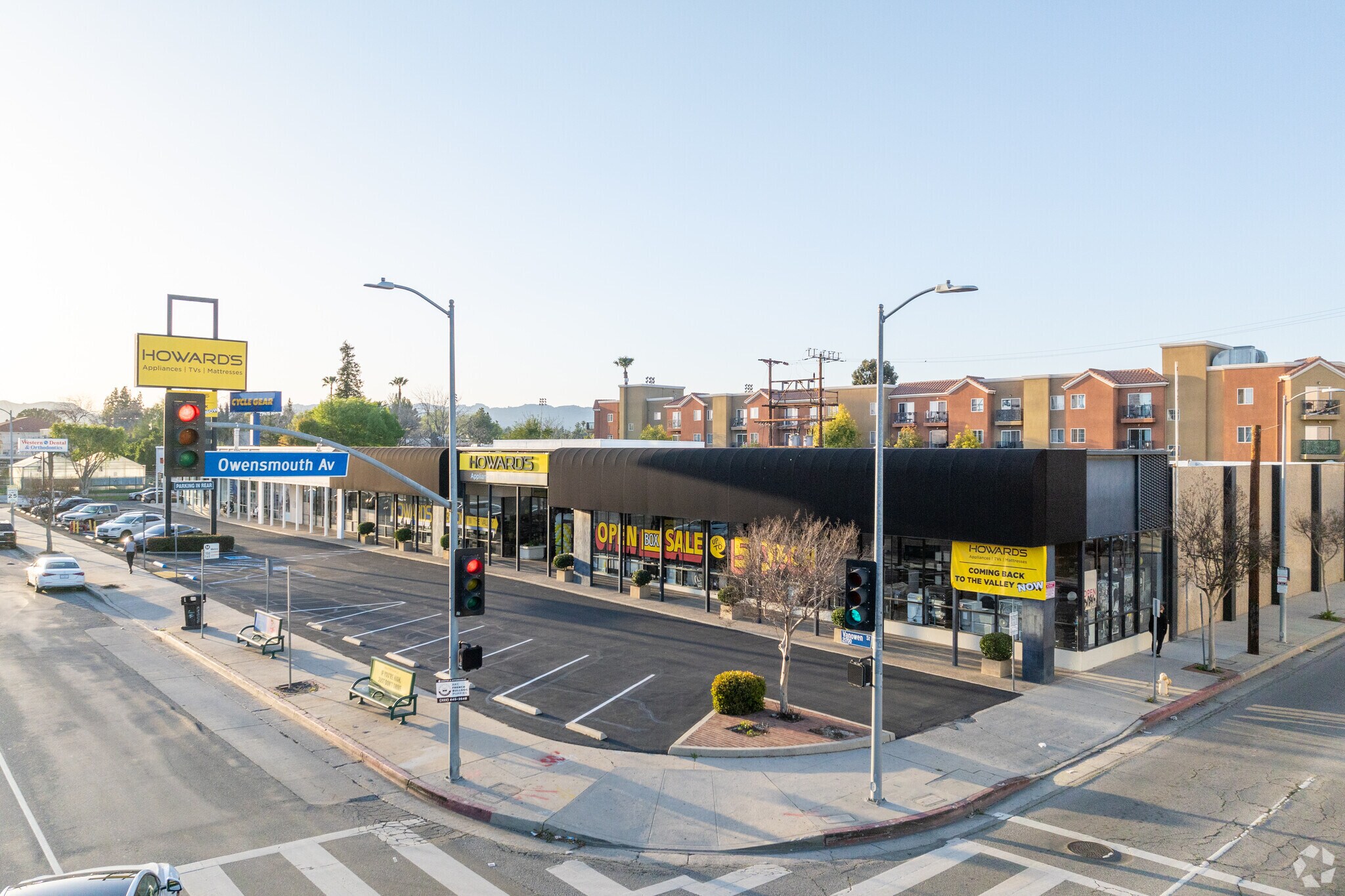 21721-21729 Vanowen St, Canoga Park, CA à louer Photo principale- Image 1 de 6