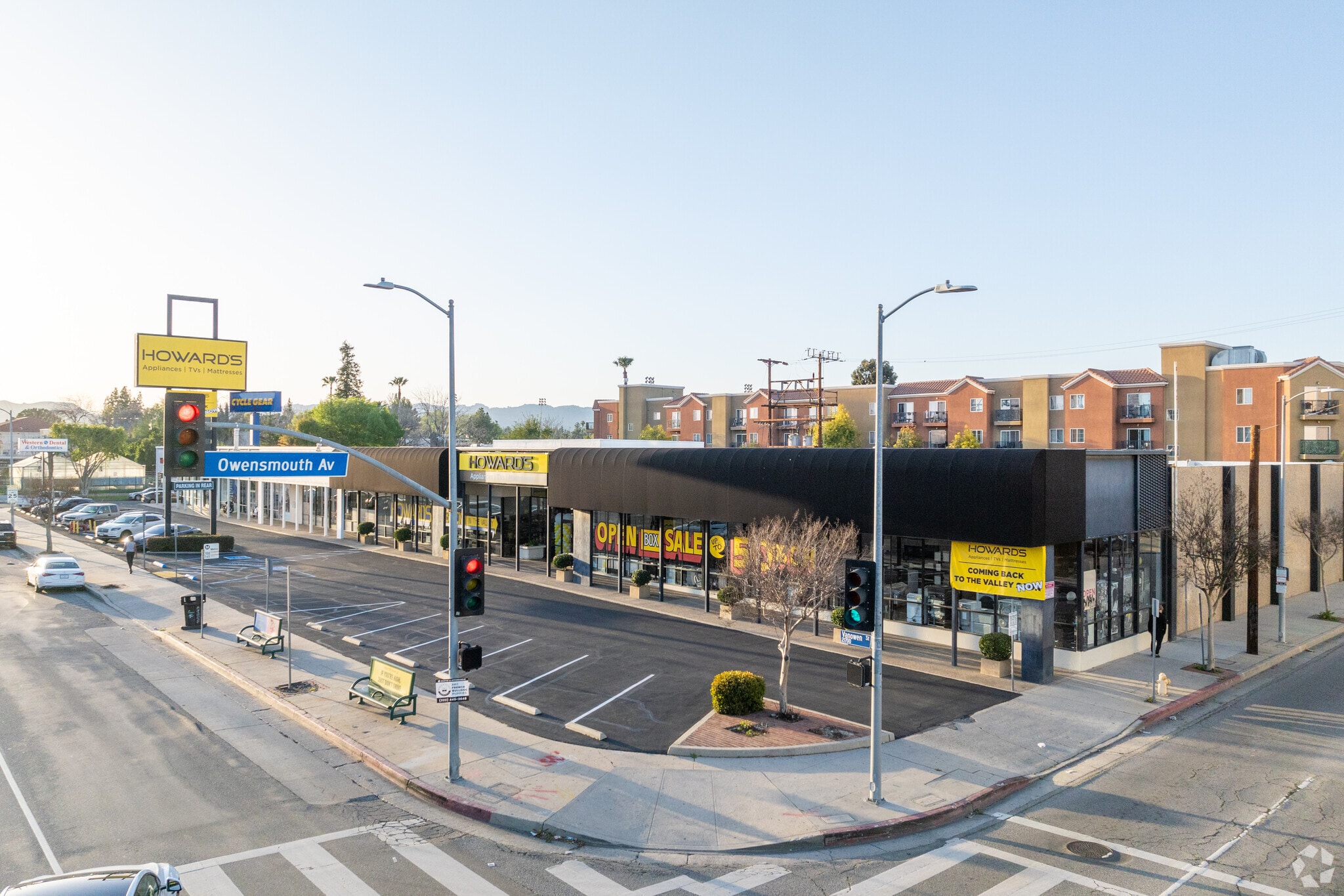 21721-21729 Vanowen St, Canoga Park, CA for lease Primary Photo- Image 1 of 6