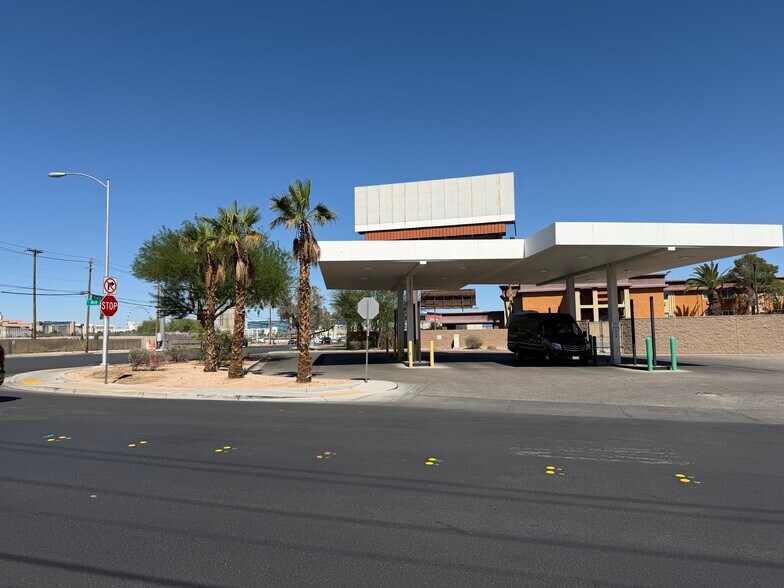 4990 Paradise Rd, Las Vegas, NV à louer - Photo du bâtiment - Image 3 de 12